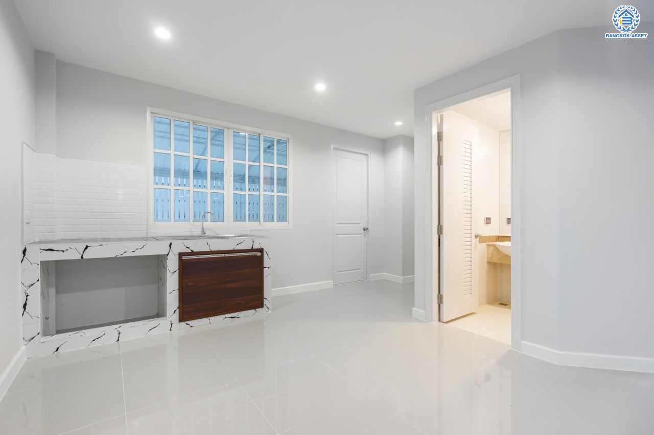 บ้านมือสอง ทาวน์โฮม 3 ชั้น หลังมุม ม.พลัสซิตี้พาร์ค เกษตร-นวมินทร์ เนื้อที่ 33.60 ตร.ว. ฟังก์ชัน 3 ห้องนอน 4 ห้องน้ำ จอดรถได้ 2 คัน บนทำเลศักยภาพ เชื่อมต่อถนนหลายสาย เข้าเมืองก็เป็นเรื่องง่าย ใกล้รถไฟฟ้าสายเขียวอ่อน สถานี "ม.เกษตรศาสตร์" และ ใกล้จุดขึ้นทางด่วน "ฉลองรัช"...